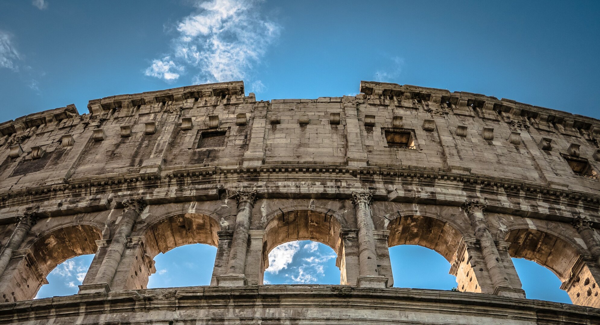 The_colosseum_in_Rome_pillars